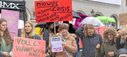 hebammen demonstrieren am augsburger rathausplatz für bessere arbeitsbedingungen