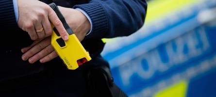 Mann bedroht in Augsburger Wohnung seinen Mitbewohner mit einem Messer