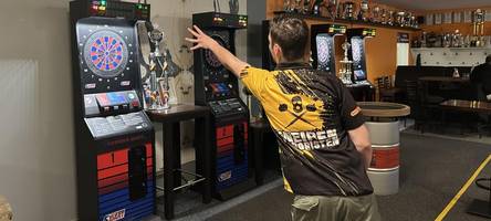 Alkohol, lockere Sprüche und Spitznamen: So verläuft ein Spieltag in der Augsburger Dartliga
