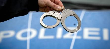 mann wird aus haft entlassen und raubt ein paketauto