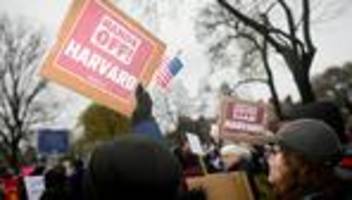 Der US-Überblick am Morgen: Keine neuen Harvard-Zuschüsse, 1.000 Dollar für Selbstabschiebung