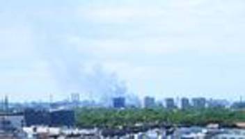 feuer: feuerwehr bei großbrand in spandau im einsatz