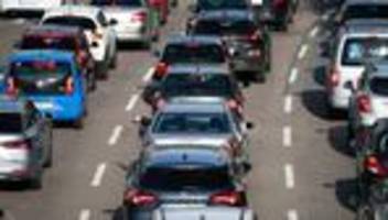 Kilometerlanger Stau: Sattelzug umgekippt: A3 in Richtung Frankfurt gesperrt