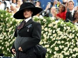 Auftritt in schrillem Outfit: Rihannas Babybauch zieht bei Met Gala alle Blicke auf sich