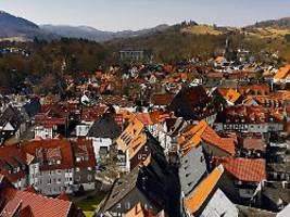 Ehemann festgenommen: Frau stürzt brennend aus Fenster und stirbt