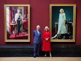 Mit neuen Porträts: Charles und Camilla feiern Jahrestag der Krönung