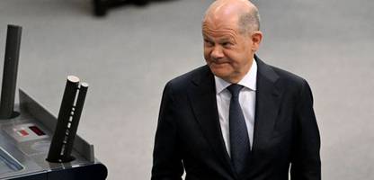 Bundestag: Olaf Scholz zeigt Reporter den Vogel