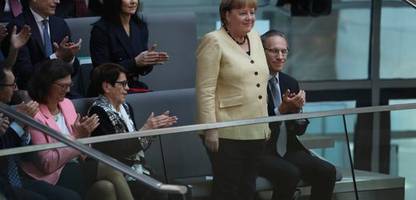 Friedrich Merz: Altkanzlerin Angela Merkel verlässt Tribüne im Bundestag wieder