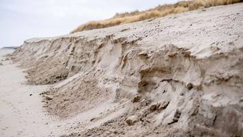 Küstenschutz schüttet Sand vor Wangerooger Nordostdünen auf