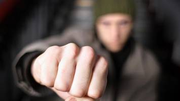 Massive Prügel-Attacke in der City – Zeuge alarmiert die Polizei