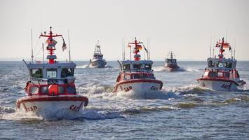 Spektakuläre Seenotrettung mit Rauch, Helikoptern und Schnellbooten