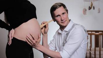 thomas arbeitet als hebamme: „das nimmt mich emotional mit“