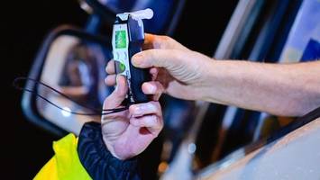 Verkehrsunfall: Betrunkene Fahrerin knallt gegen mehrere Autos