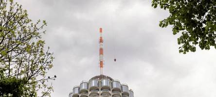 Ein Helikopter umschwirrt wieder den Augsburger Hotelturm - das ist der Grund