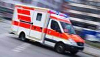 München: Auto fährt in Haltestelle - mehrere Verletzte