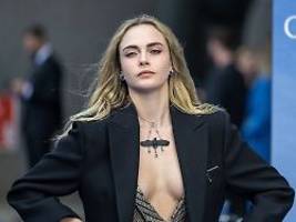 Da errötet sogar Charles: Cara Delevingne lässt tief blicken