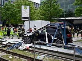 Drei Schwerverletzte: Auto fährt in München in Haltestelle