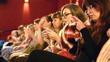 Im Strickkino bleibt das Licht an