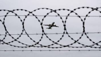 mit militärflugzeug: usa wollen in kriegsgebiet abschieben