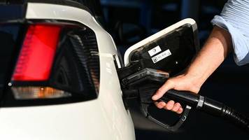 Mobilität: Spritpreise fallen auf Jahrestief