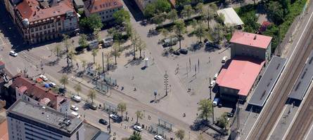 22-jähriger geht am helmut-haller-platz auf frau und polizei los