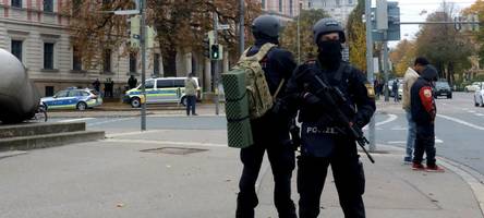 Augsburger Rathausplatz im Fokus: Wie die Polizei mit Bombendrohungen umgeht
