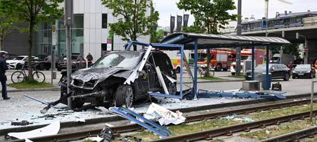Großeinsatz in München: Autofahrer in Haltestelle gefahren – sieben Verletzte