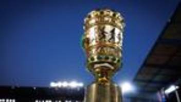 auf dem jahnplatz: drei leinwände: public viewing zum pokalfinale in bielefeld