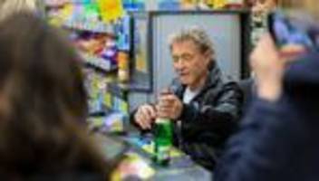 Engagement: Peter Maffay überrascht Kunden an Supermarktkasse in Halle