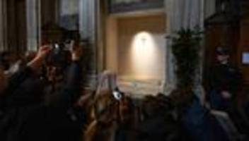 Grab von Papst Franziskus : Schnell noch zum Grab