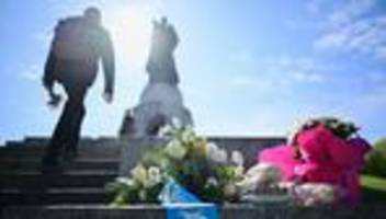 Kriegsende: Gedenken an sowjetischen Ehrenmalen - Protest für Ukraine