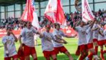 Übergabe am Samstag: Wück überreicht Meisterschale an Bayern-Fußballerinnen