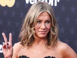 er bretterte in ihr eingangstor: mann belästigt jennifer aniston seit zwei jahren