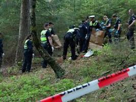 Kleidungsreste in der Nähe: Menschenknochen in Hamburger Wald gefunden