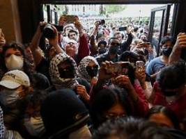 protest gegen gaza-krieg: vermummte dringen in bibliothek der columbia-uni ein