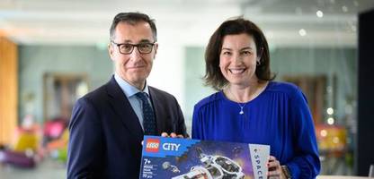 Kuriose Geschenke von Politikern an Politiker: Lego-Raumschiffe, Rollerblades und Krokodil-Versicherungen