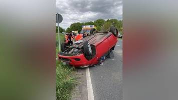 Auto überschlägt sich: Junge Mutter und ihre drei Kinder verletzt