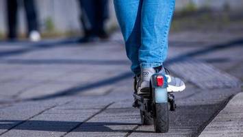 Bekiffter Scooterfahrer belästigt 19-Jährige sexuell mit Umarmung