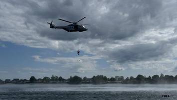 Bundeswehr-Helikopter holt Taucher aus dem Hohendeicher See