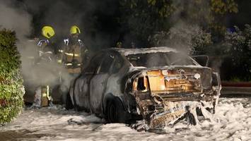 Fahrer lässt Begleiter nach Unfall in brennendem Wagen zurück