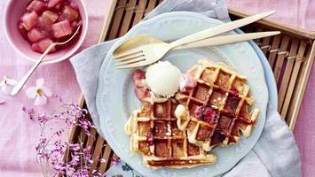 Frühstück ist fertig: Belgische Waffeln mit Rhabarberkompott