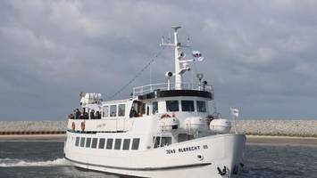 Schiff fährt auf Damm und bleibt stundenlang stecken