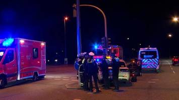 Taxi fährt gegen Ampelmast – Einsatz auf Kieler Straße