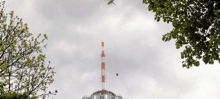 ein helikopter umschwirrt wieder den augsburger hotelturm - das ist der grund