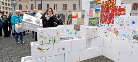 Warum auf dem Augsburger Rathausplatz ein Haus aus Pappkarton gebaut wird