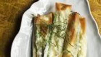 spargel-feta-röllchen: blattwerk für knusperfans