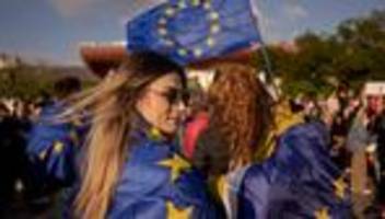 bukarest: tausende rumänen protestieren gegen abkehr von der eu