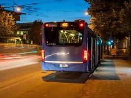 Urteil aus dem Verkehrsrecht: Bus fährt Betrunkenem über Füße: Streit um Schmerzensgeld