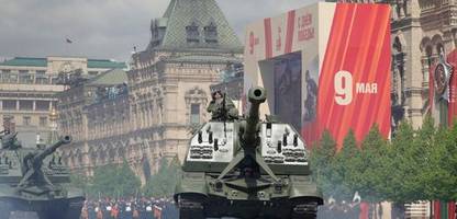 Siegesparade zum 9. Mai in Moskau: Als die Panzer rollen, rufen die Menschen »hurra«