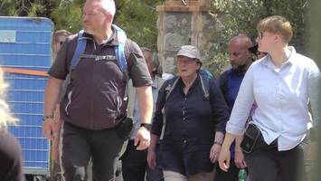 angela merkel macht italien-urlaub: fotos zeigen sie im touri-look